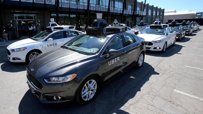 FILE PHOTO: A fleet of Uber's Ford Fusion self driving cars are shown during a demonstration of self-driving automotive technology in Pittsburgh, Pennsylvania, U.S. September 13, 2016.  REUTERS/Aaron Josefczyk/File Photo