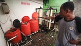 Warga di permukiman sekitar industri pabrik tekstil mengandalkan air sungai yang sudah terkontaminasi limbah pabrik untuk kebutuhan hidup sehari-hari. (Anadolu Agency/Eko Siswono)