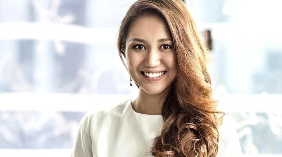 Jika di Indonesia ada Merry Riana yang dikenal sebagai wanita satu juta dolar, Singapura punya Anna Haotanto yang sama sama menjadi miliuner di usia muda.