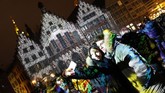 Festival yang menggunakan seni cahaya dan instalasi cahaya ini diadakan di tempat publik dan swasta, juga beberapa lokasi strategis. (REUTERS/Kai Pfaffenbach)