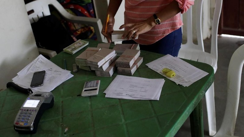 Sebuah kota di Venezuela barat mulai mengeluarkan mata uangnya sendiri untuk meringankan krisis negara yang sudah hiperinflasi.