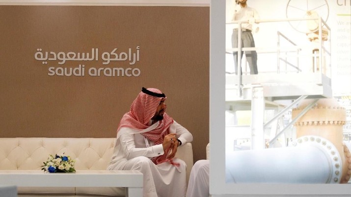 FILE PHOTO: A Saudi Aramco employee sits in the area of its stand at the Middle East Petrotech 2016, an exhibition and conference for the refining and petrochemical industries, in Manama, Bahrain, September 27, 2016. REUTERS/Hamad I Mohammed/File Photo