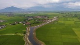 Aliran sungai Cikijing berwarna hitam akibat limbah tekstil di kampung Rancalongong, Solokan Jeruk, Bandung, Jawa Barat, 16 Maret 2018. Limbah tersebut merupakan limbah tekstil dari industri di wilayah Rancaekek, Bandung. (Anadolu Agency/Eko Siswono)