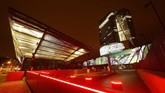 Festival Luminale menjadi acara yang memadukan keindahan seni pencahayaan dengan kekuatan arsitektural di sudut-sudut Frankfurt, Jerman. (REUTERS/Kai Pfaffenbach)