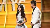 Camila Cabello sendiri muncul pertama kali di publik terlepas dari Fifth Harmony pada acara Grammy Awards di Staples Center pada 12 Februari 2017, sebulan setelah mantan rekan segrupnya muncul di muka publik. (Kevork Djansezian/Getty Images/AFP)
