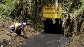 Ecep (43), aktivis lingkungan mengambil air yang tercemar limbah di salah satu lubang pembuangan limbah di Desa Suka Maju, Majalaya, Bandung, Jawa Barat. (Anadolu Agency/Eko Siswono)