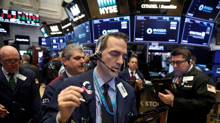 Traders work on the floor of the New York Stock Exchange shortly after the opening bell in New York, U.S., March 19, 2018.  REUTERS/Lucas Jackson