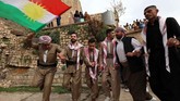 Bagi suku Kurdi di Iraq, momen masuk musim semi adalah momen leluhur mereka, kaum Majusi penganut Zoroastrianisme merayakan tahun baru yang bernama Noruz. (AFP PHOTO / SAFIN HAMED)
