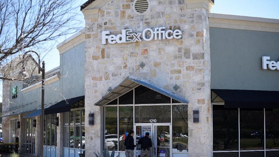 Satu orang karyawan FedEx mengalami luka-luka akibat ledakan ini.