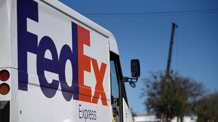 Satu orang karyawan FedEx mengalami luka-luka akibat ledakan ini.