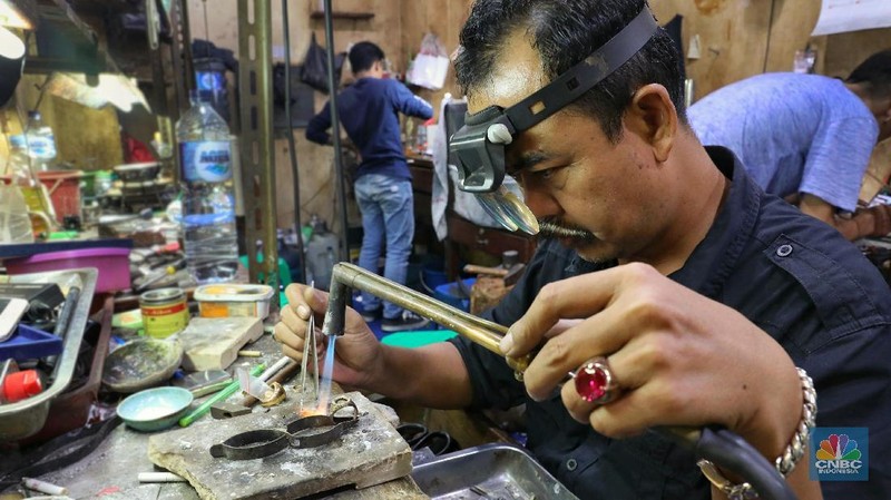 Untuk pembuatan cincin dengan kadar emas 70% dikenakan biaya sekitar Rp. 1.500.000