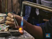 Geliat Pengrajin Emas Tradisional