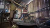 Mama-mama di Kampung Sira mengolah sagu menjadi mie di dalam rumah mereka. (Greenpeace/Jurnasyanto Sukarno)