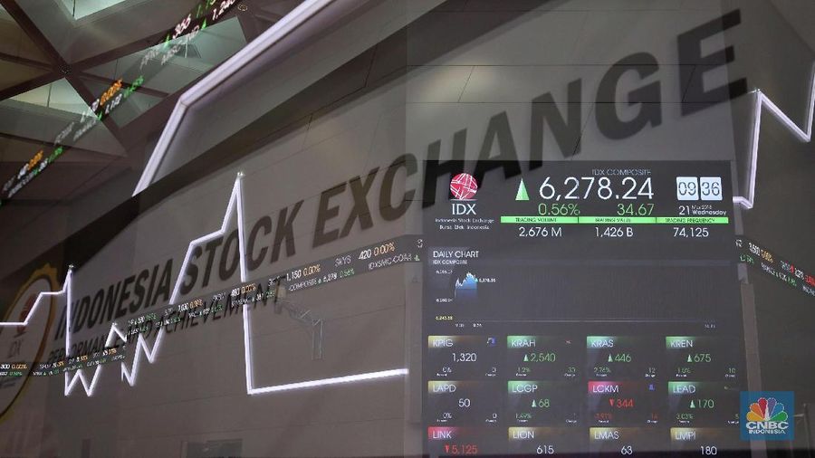 Seorang karyawan mengambil gambar pergerakan Indek Harga Saham Gabungan (IHSG) di Bursa Efek Indonesia, Jakarta, Rabu (21/3/2018). IHSG pada perdagangan Rabu (21/3/2018) dibuka menguat 0,27% ke  6.260,18 poin dari penutupan kemarin di 6.243,57 poin. (CNBC Indonesia/Andrean Kristianto)