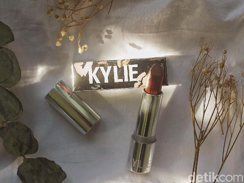 Product Review: Mencoba Lipstik Terbaru Kylie Jenner Silver Series Product Review: Mencoba Lipstik Terbaru Kylie Jenner Silver Series