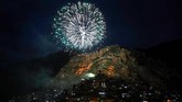 Namun seperti pada perayaan tahun baru Masehi, perayaan Noruz juga dimeriahkan oleh kembang api. (AFP PHOTO / SAFIN HAMED)