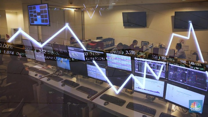 IDX Seorang karyawan mengambil gambar pergerakan Indek Harga Saham Gabungan (IHSG) di Bursa Efek Indonesia, Jakarta, Rabu (21/3/2018). IHSG pada perdagangan Rabu (21/3/2018) dibuka menguat 0,27% ke 6.260,18 poin dari penutupan kemarin di 6.243,57 poin. (CNBC Indonesia/Andrean Kristianto)