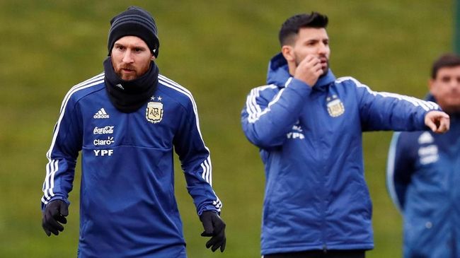 Maradona Merasa Tak Layak Dibandingkan dengan Messi
