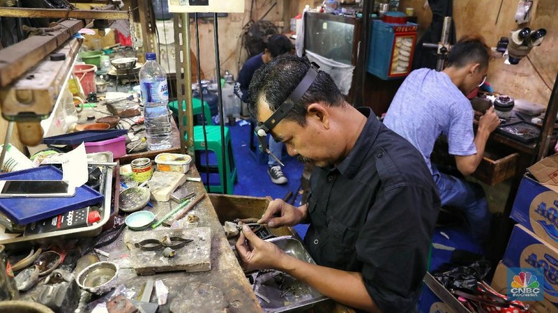 Untuk pembuatan cincin dengan kadar emas 70% dikenakan biaya sekitar Rp. 1.500.000