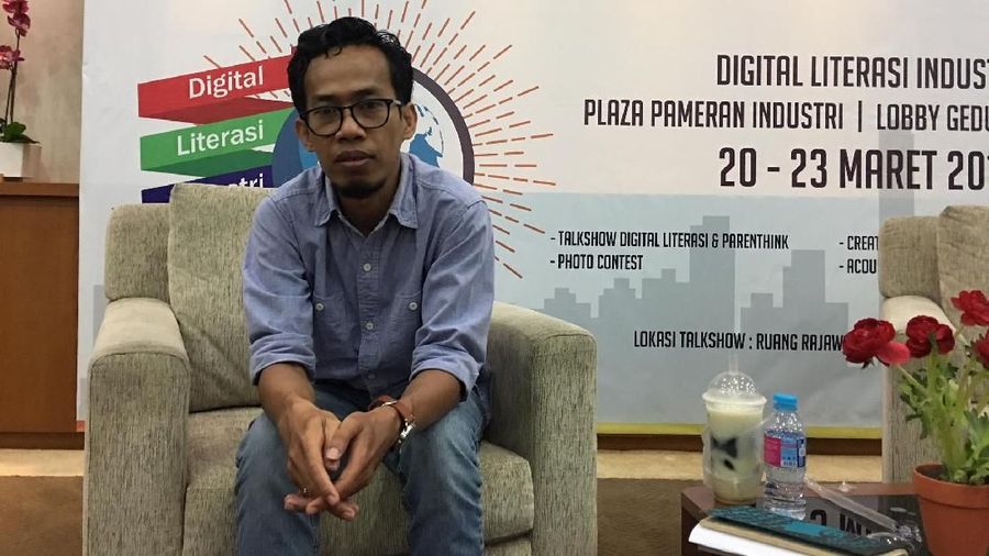 Aan Mansyur menyebut era digital menguntungkan penulis buku, penjualan buku jadi semakin tersebar dan meningkat. 