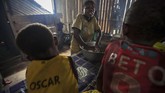 Perempuan dari Marga Kladit di Kampung Sira meramas sagu memakai air. Itu menjadi tugas perempuan di sana untuk menjadikannya sagu basah.(Greenpeace/Jurnasyanto Sukarno)