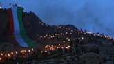 Sebagian masyarakat merayakan Noruz dengan berjalan menelusuri gunung membawa obor di tengah kegelapan malam. (REUTERS/Ari Jalal)