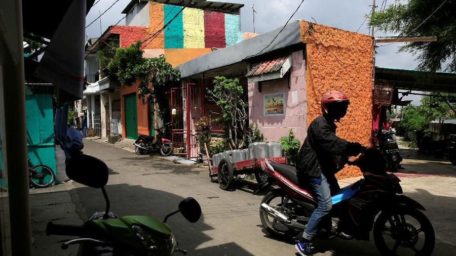 Selain mengurangi kesan kumuh, pengecatan kampung tersebut merupakan bagian dari kampanye bersih menjelang Asean Games di Jakarta.