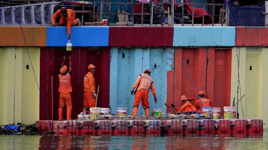 Selain mengurangi kesan kumuh, pengecatan kampung tersebut merupakan bagian dari kampanye bersih menjelang Asean Games di Jakarta.