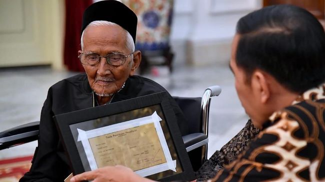 Sambangi DPR, Nyak Sandang Kembali Sampaikan Ingin Naik Haji