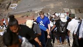 Momen permulaan musim semi atau spring equinox menarik berbagai orang untuk memanjat piramida kuno tersebut. (REUTERS/Edgard Garrido)
