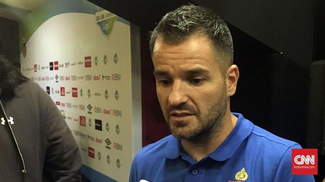 Dirumorkan Tangani Timnas Indonesia, McMenemy Fokus di Liga 1