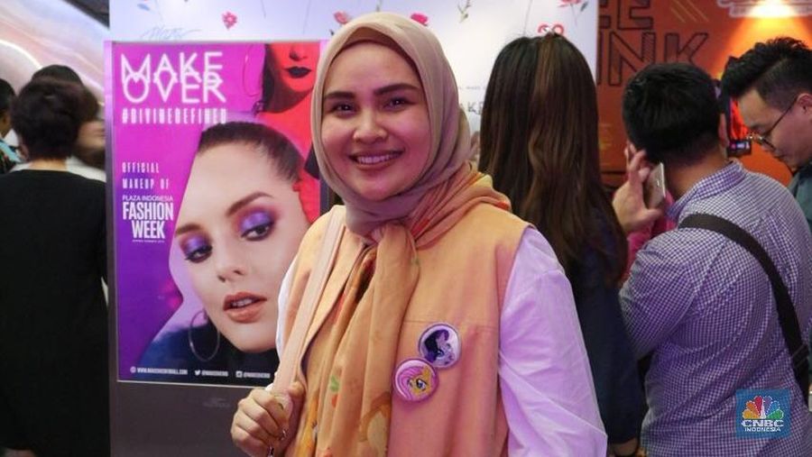 Kini Ria Miranda mulai merambah lini busana baru. Ya, desainer berdarah Minang ini mengeluarkan lini busana anak yang dinamai Luna yang laris manis.