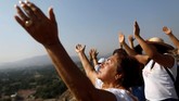 Meski kejayaan suku Aztec telah lama berlalu, namun tradisi mengharap energi dari matahari masih menurun lintas generasi. (REUTERS/Edgard Garrido)