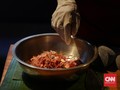 Mitos atau Fakta: Makan Sambal Bikin Sakit Perut