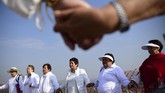 Di puncak Piramida Matahari, sebagian orang berkumpul bergandengan tangan dan memanjatkan doa. Mereka melakukan ritual tersebut juga untuk mendapatkan energi dari Sang Surya. (AFP PHOTO / Pedro PARDO)