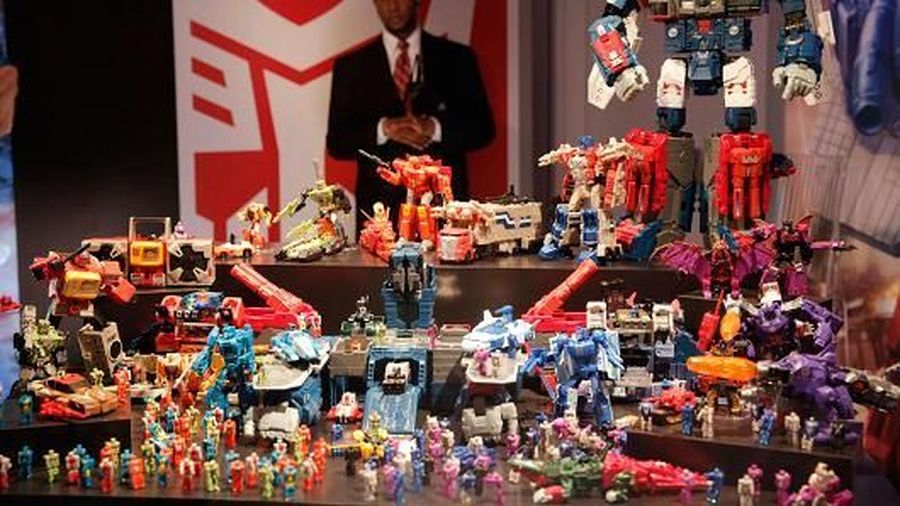 Hasbro adalah toko ritel penjual mainan yang menciptakan Monopoly dan Play-doh.
