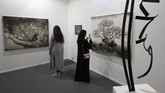 Ead Samari juga melukis perang. Dua lukisannya laku puluhan ribu dolar, terjual kepada klien mulai dari Amerika Serikat hingga Lebanon. (AFP PHOTO / KARIM SAHIB)