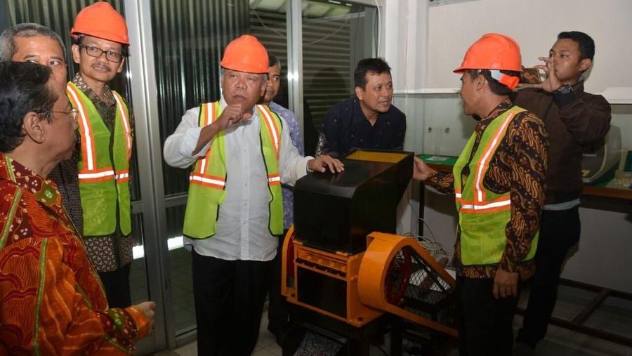 Kelebihan campuran aspal karet alam yakni meningkatkan kualitas perkerasan aspal dalam hal usia layanan dan ketahanan terhadap alur.