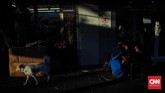 Sore hari pada pukul 5 merupakan golden hours, cahaya matahari menerobos obyek maupun subjek yang ada di kawasan Pasar Bunga Pak Klong. Carilah obyek yang kuat untuk memperkuat isi foto.