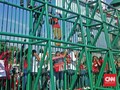 Tolak UU MD3, Pedemo Lempar Tomat ke Gedung DPR