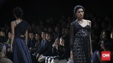 Pilihan warna yang ditampilkan beragam, dari mulai kuning, jade green, dusty pink hingga terracotta (merah bata). (CNNIndonesia/Safir Makki)