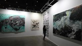 Cat minyak di atas kanvas ia poleskan dengan gaya Goya dan Picasso, pelukis kenamaan. (AFP PHOTO / KARIM SAHIB)