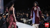 Masing-masing desain menonjolkan bagian collar bone untuk koleksi khusus wanita, sedangkan khusus pria bermain pada busana formal. (CNNIndonesia/Safir Makki)