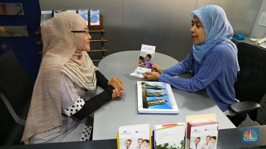 Nasabah melakukan konsultasi asuransi di Kantor Asuransi Jiwa Bersama Bumiputera (AJBB), Wisma Bumiputera, Jakarta, Jumat (23/2/2018). Otoritas Jasa Keuangan (OJK) telah memberikan izin kepada Asuransi Jiwa Bersama Bumiputera 1912 (AJBB) untuk memasarkan kembali produk asuransinya setelah pihak Asuransi Jiwa Bersama Bumiputera 1912 (AJBB) telah melunaskan pembayaran premi kepada nasabahnya yang sebesar Rp 436 miliar.