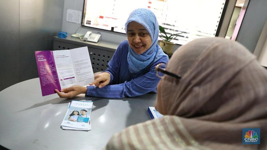 Nasabah melakukan konsultasi asuransi di Kantor Asuransi Jiwa Bersama Bumiputera (AJBB), Wisma Bumiputera, Jakarta, Jumat (23/2/2018). Otoritas Jasa Keuangan (OJK) telah memberikan izin kepada Asuransi Jiwa Bersama Bumiputera 1912 (AJBB) untuk memasarkan kembali produk asuransinya setelah pihak Asuransi Jiwa Bersama Bumiputera 1912 (AJBB) telah melunaskan pembayaran premi kepada nasabahnya yang sebesar Rp 436 miliar.