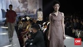 Bertajuk 'Kisah', koleksi label yang digawangi Biyan Wanaatmadja itu menyuguhkan sekitar 48 looks yang memadukan gaya dressy dan layering, dengan bermain di ragam motif seperti bunga dan diagonal. (CNNIndonesia/Safir Makki)