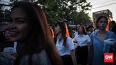 Mengeksplorasi cahaya adalah bagian dari fotografi jalanan. Cahaya matahari sore membias pada rambut pejalan di pasar akhir pekan Chatuchak. Pilihlah waktu yang pas menekan rana kamera, tekan rana secara continue untuk menemukan frame dan komposisi yang pas.