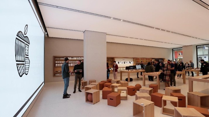 apple An inside view of Austria's first Apple store, which opens on February 24, during a media preview in Vienna, Austria, February 22, 2018. REUTERS/Heinz-Peter Bader