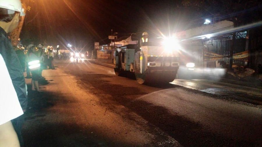 Kelebihan campuran aspal karet alam yakni meningkatkan kualitas perkerasan aspal dalam hal usia layanan dan ketahanan terhadap alur.