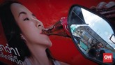 Memanfaatkan elemen poster iklan dan spion motor sebagai fotografi jalanan. Kepekaan mata dan imajinasi dalam melihat dan mencari momen fotografi jalanan sangat penting.